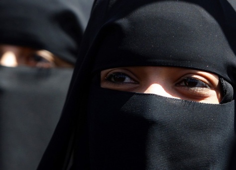 سعودية تقاضي خطيبها لسبب غريب.. إليك قرار القاضي!!