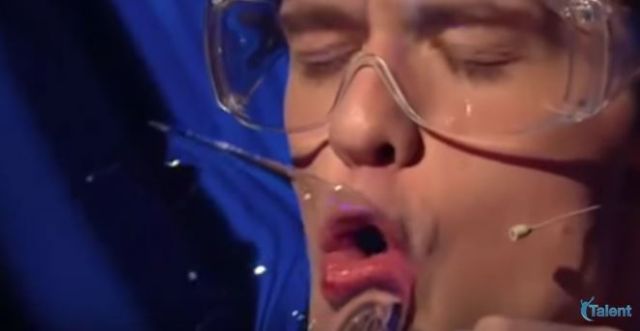 بالفيديو - موهبة استثنائية.. شاب يكسر كأسا من الزجاج بصوته!!