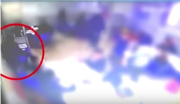 بالفيديو - لقطات مروعة لطالب يطلق النار على زملائه ومعلمة ثم ينتحر!!