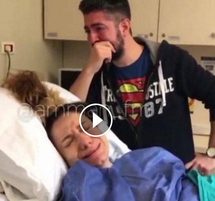 فيديو مؤثّر - والدان يدخلان بنوبة بكاء هستيرية تأثراً بطفلهما الرضيع