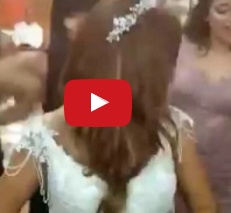 بالفيديو - عروس تشعل زفافها برقصها مع صديقاتها