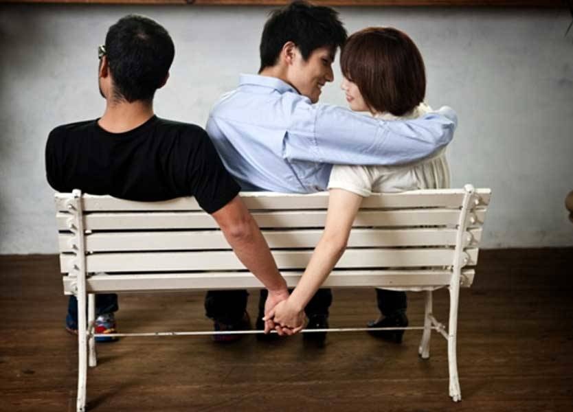 بالصور -  اتفاق صادم بين عربي وزوجته الخائنة... ماذا فعلا معاً بالعشيق؟!