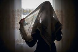 بالصور - فنّانة مصرية تثير الجدل بخلع الحجاب أخيراً... لن تصدقوا كم تغيرت من دونه!