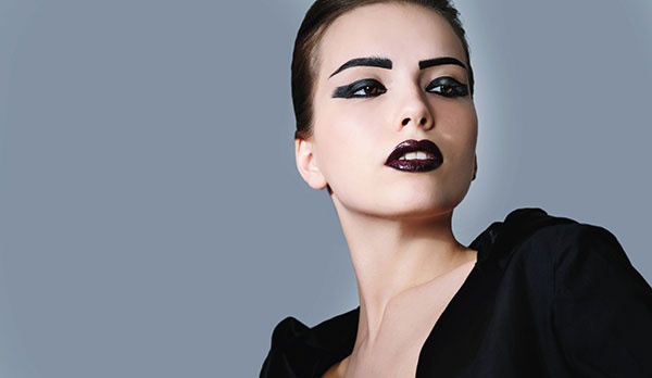 الأسود الدراماتيكي ...هذه هي المستحضرات التي تحتاجينها لماكياجك