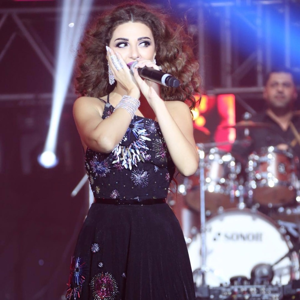 إذا كان شعرك أجعد مثل شعر ميريام فارس.. طبقي هذه الوصفة السحرية واجعليه أملس في دقائق