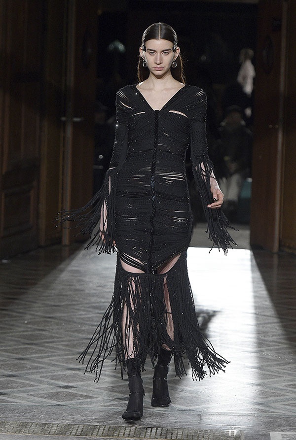 الإطلالات الموحدة تسيطر على عرض مجموعة Givenchy للأزياء الراقية من أسبوع الموضة في باريس