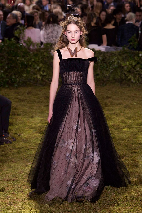 عرض Dior للخياطة الراقية لربيع 2017 لامرأة قويّة من الأساطير أعيدت لها رومنسية أنوثتها