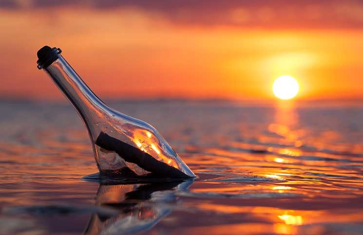 بالصورة - العثور على رسالة غريبة في زجاجة على الشاطئ.. ومحتواها صادم!!