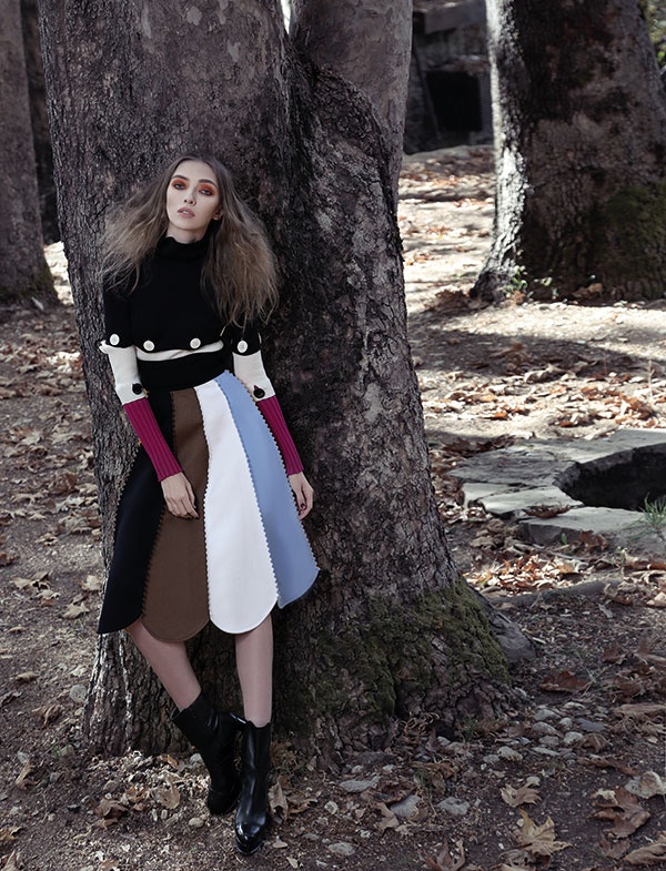 تنورة وكنزة من النسيج المحبوك المتعدد الألوان من Salvatore Ferragamo. جزمة من Stuart Weitzman.
