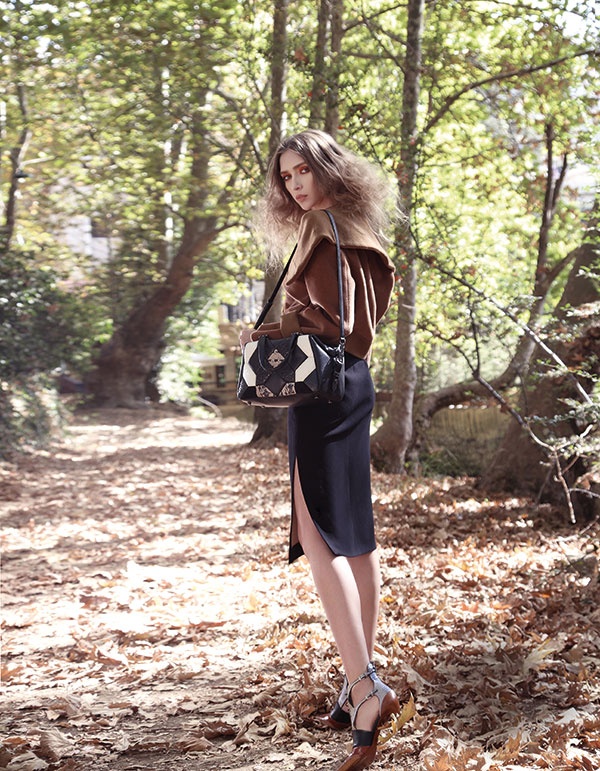 تنورة وسترة من القماش الصوفي بلون الكاميل، وجزمة من Dior. 
حقيبة من Coach.
