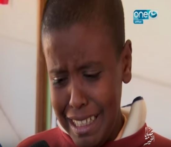 فيديو مروع - طفل يروي قصة تعذيبه بالكرباج والسكاكين على يد والده!!