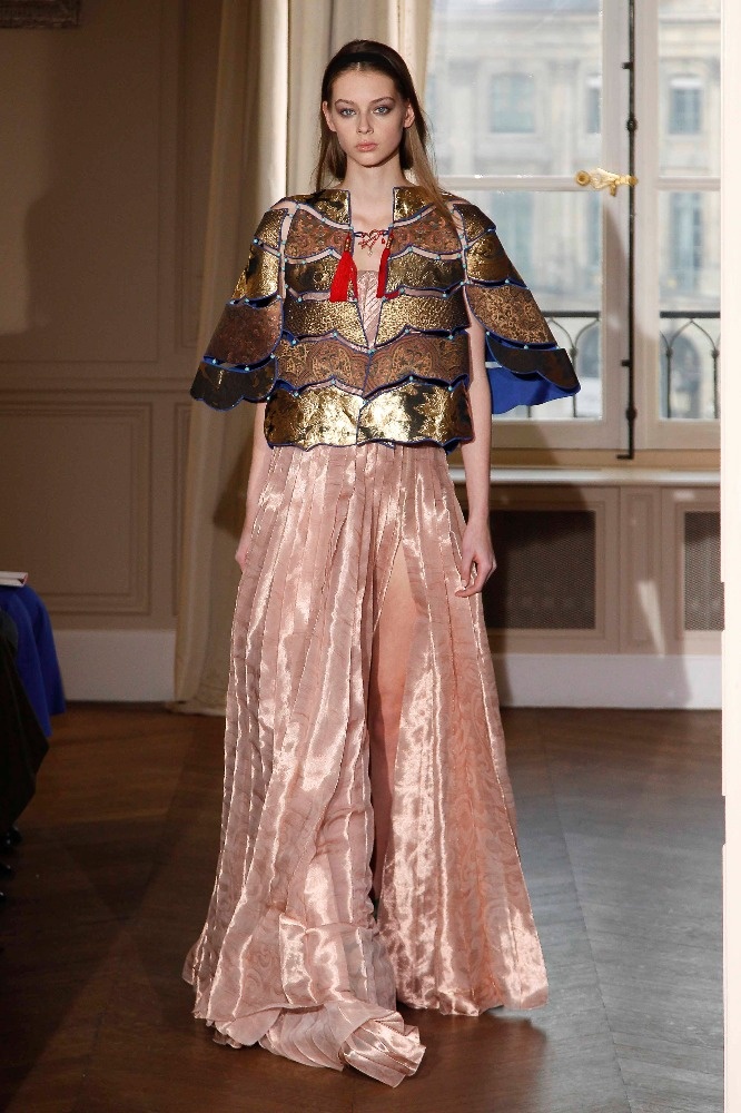 بالصور - الحب والحيوية في مجموعة Schiaparelli لربيع 2017.. شاهدوا روعتها