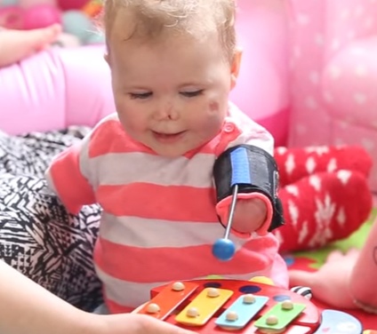 بالفيديو - طفلة من دون أطراف تمارس هواية الرسم.. شاهدوا براعتها