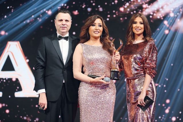 لطيفة تتسلّم جائزتها