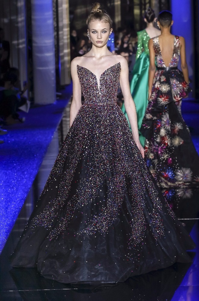 مجموعة زهير مراد للأزياء الراقية لربيع 2017 مطرزة بمفرقعات الألعاب النارية