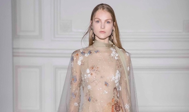 مجموعة Valentino للأزياء الراقية لربيع 2017 ولامرأة أسطورية