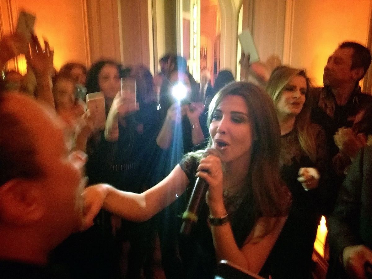 بالصور - نانسي عجرم تغني بحضور جوليا بطرس... ما علاقة ايلي صعب؟!