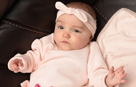 بالصور - طفلة تتحدى الموت بمعجزة.. وما حصل معها لا يصدق!