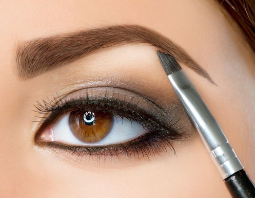 3 حلول سريعة لإطلالة جذابة بحاجبين مثاليين