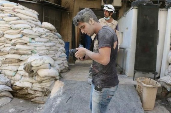 بالفيديو - مسعف سوري في حلب يتحول الى بطل.. هل يكسب جائزة الاوسكار؟