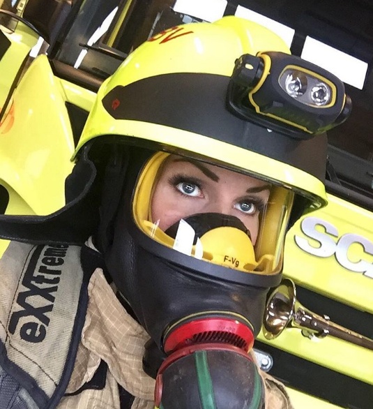 بالفيديو – تعرّفوا على أكثر نساء الإطفاء جاذبية حول العالم