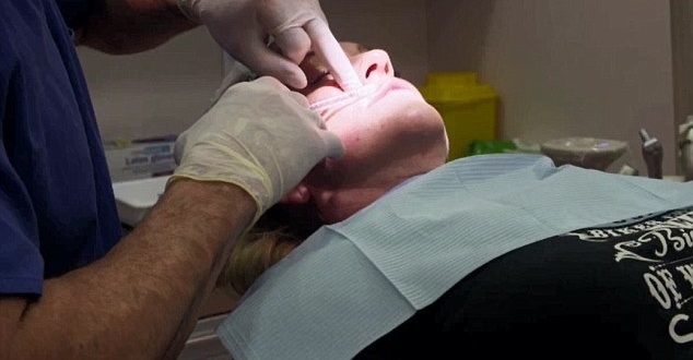 بالصور - شابة تغار من والدتها.. وما فعلته بعمليات التجميل خيالي!