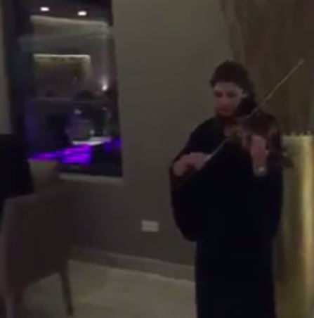 بالفيديو - أول مقهى مختلط في السعودية يشغل الانترنت!