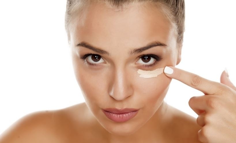 الطريقة الصحيحة لتطبيق خافي العيوب