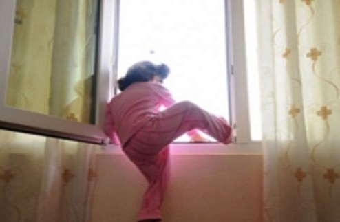 مأساة- الطفلة الصغيرة حاولت مساعدة شقيقها الرضيع فقتلته