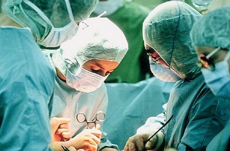 بالفيديو - بعد 4 أشهر على اجرائها عملية قيصرية.. سعودية تجد قطعة قماش مكان طفلها!!