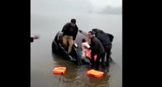 فيديو يحبس الأنفاس - والد ينقذ طفلته برميها في الهواء.. شاهدوا ماذا فعل!