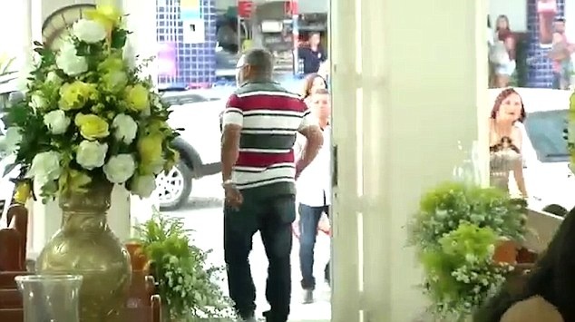 فيديو مروع - رجل يطلق النار على ضيوف في حفل زفاف!!