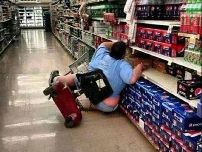 سخر منها العالم عندما سقطت أرضاً بسبب سمنتها.. وردّها المؤثر أسكت الجميع!