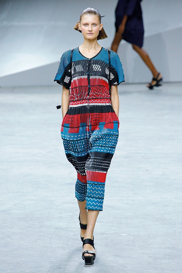 عرض Issey Miyake لربيع وصيف2017 من باريس