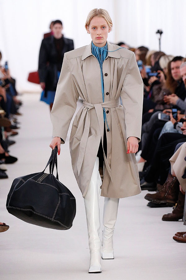 عرض Balenciaga لربيع وصيف 2017 من باريس