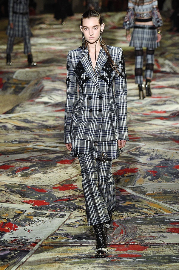 عرض Alexander McQueen لربيع وصيف 2017 من باريس