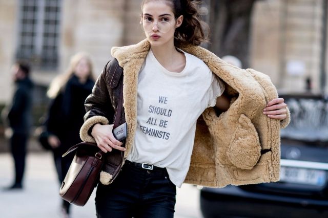 طالبي بحقوق المرأة بهذه التوب وانضمي إلى فريق Dior ..
<BR>
 We Should All Be Feminists