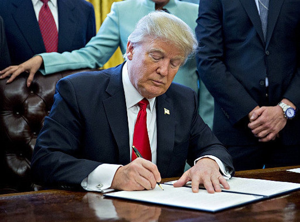 ما لا تعرفونه عن دونالد ترامب يكشفه خط يده... عدواني وغامض وصفات أخرى غير متوقعة!