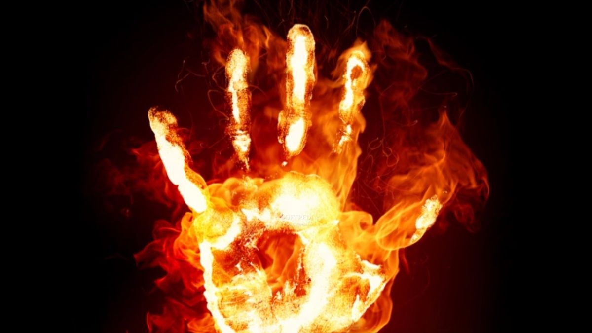 بالفيديو- رجل يسير في شوارع نيويورك وهو يحترق... لن تصدقوا هدوءه!