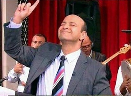 فيديو طريف - عمرو أديب يرقص على أغنية هندية.. شاهدوا حركاته المضحكة