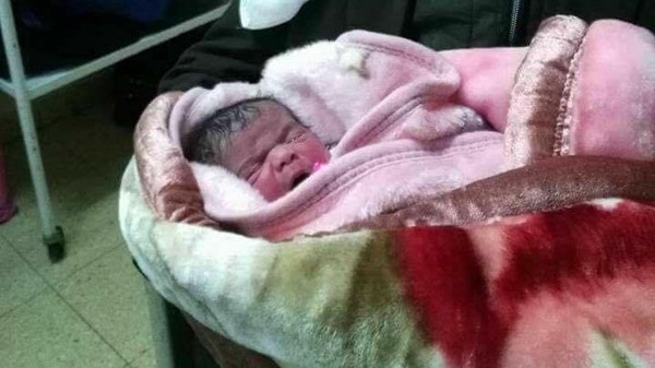 بالصور - عربي فوق الـ90 يرزق بمولوده الـ13... وسن زوجته صادم!