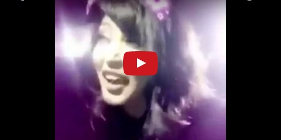 بالفيديو - المطربة السعودية وعد تتلقى عرض زواج من امرأة بالشارع.. شاهدوا ذهولها!