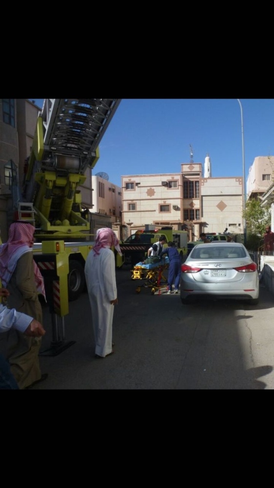 بالصور - حريق يودي بحياة طفلة ويصيب توأمتها وأمها بالأحساء!