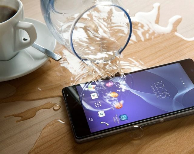 هل سقط هاتفك في الماء؟ هذه الحيلة الذكية تساعدك على إنقاذه في دقائق