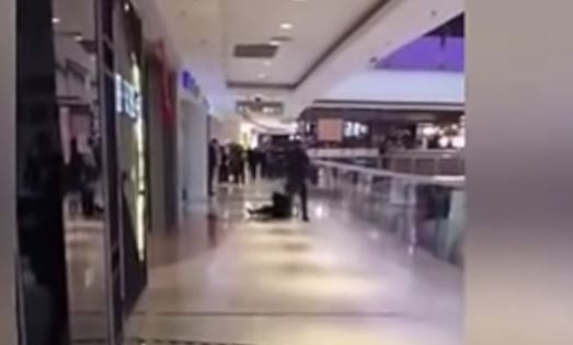 بالفيديو - رجل غاضب يضرب زوجته بوحشية في المول دون أن يمنعه أحد!!