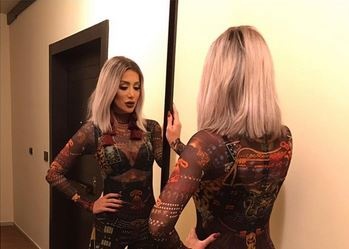 شاهدوا آخر صيحات مايا دياب.. تسريحة جريئة ولوك غريب يثير الجدل!