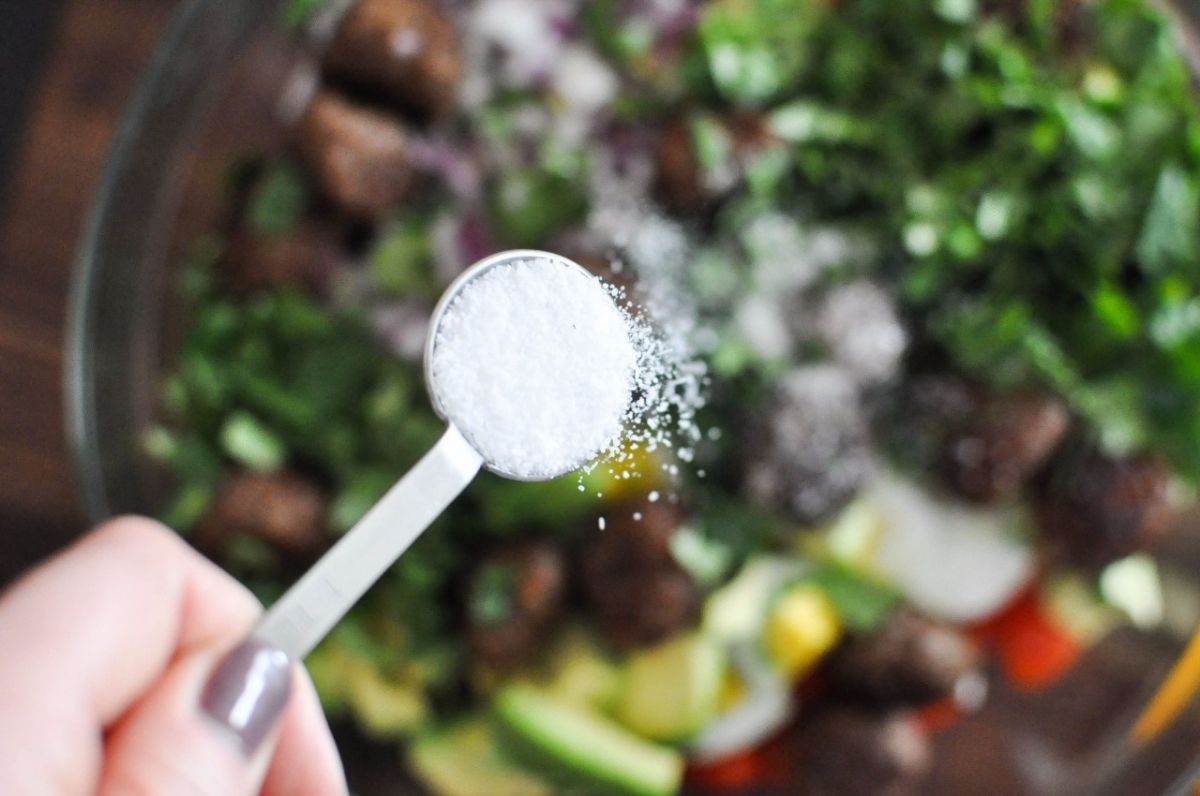 هل أضفت الكثير من الملح إلى أطباقك؟ هذه الحيل تساعدك على إنقاذها... الرقم 2 مذهلة!