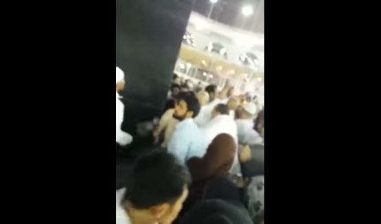 بالفيديو - شاهدوا لحظة القبض على شاب حاول إحراق الكعبة.. وهكذا أوقفه معتمر!