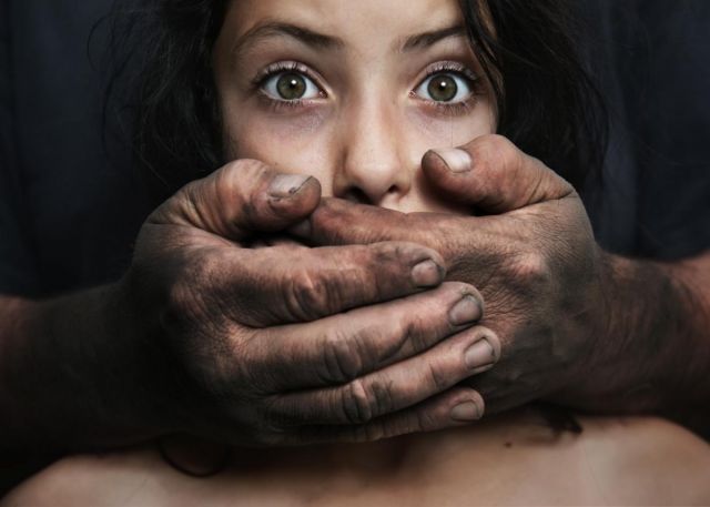 إليكم قصة مغتصب الأطفال الذي أقام في دولة خليجية... هكذا ساعد «فايسبوك» على توقيفه!