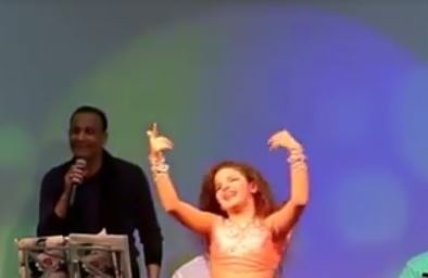 بالفيديو - طفلة تتحدى أشهر الراقصات وتشعل 